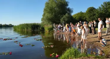 Wili wianki i wrzucali je do falującej wody [GALERIA]