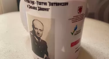 Kawka z nazistą. Podczas festynu historycznego rozdawano... kubki z generałem Wehrmachtu