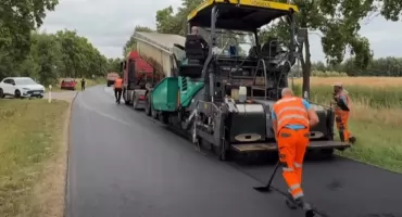 Wczoraj zaczęto wylewać pierwszą warstwę asfaltu na DW 122 [WIDEO]