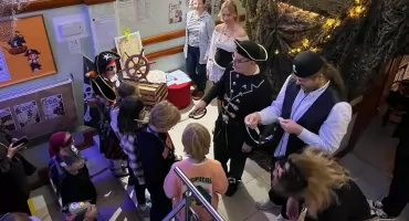 Bibliotekę opanowali... piraci [GALERIA]