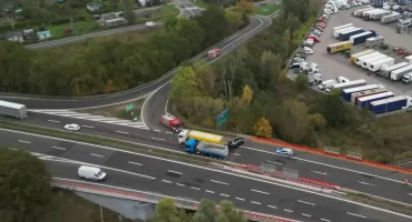 Uderzył w ciężarówkę na autostradzie. Czy wreszcie przebudują te zjazdy? 